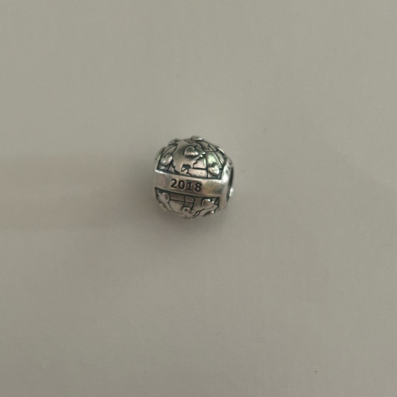 Authentic Pandora 2018 Club charm with diamond - Picture 4 of 4